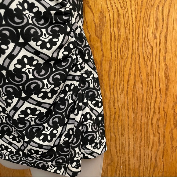 Geoffrey Beene Sport Women's Gray White Black Paisley Short Sleeve Blouse Size M - Picture 6 of 10